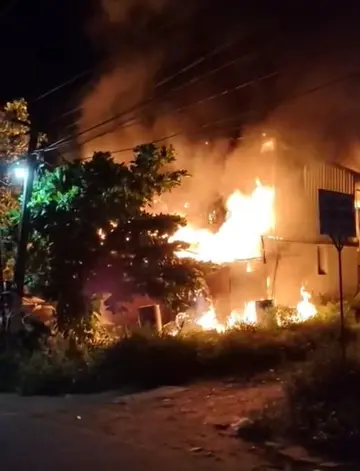 പുതുക്കാട് റോയൽസ് ഫ്ലവർ മില്ലിലെ തീപിടിത്തം