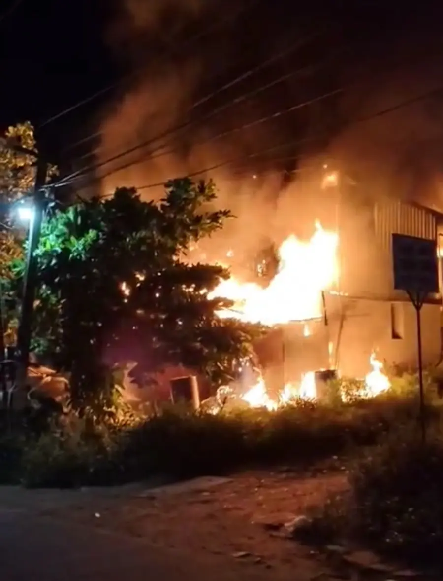 പുതുക്കാട് റോയൽസ് ഫ്ലവർ മില്ലിലെ തീപിടിത്തം