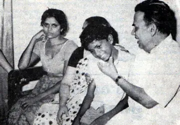 കൊല്ലപ്പെട്ട കൊളങ്ങരേത്ത്‌ രാഘവന്റെ വീട്ടിലെത്തിയ എ കെ ജി  മകൻ പി ഗണേശനെ ആശ്വസിപ്പിക്കുന്നു (ഫയൽചിത്രം)