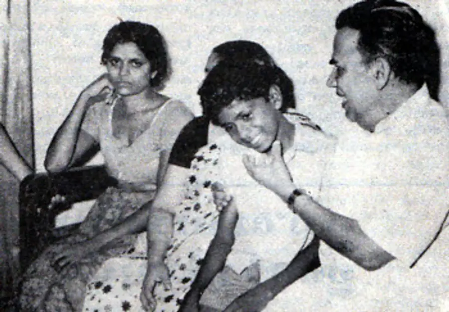 കൊല്ലപ്പെട്ട കൊളങ്ങരേത്ത് രാഘവന്റെ വീട്ടിലെത്തിയ എ കെ ജി
മകൻ പി ഗണേശനെ ആശ്വസിപ്പിക്കുന്നു (ഫയൽചിത്രം)