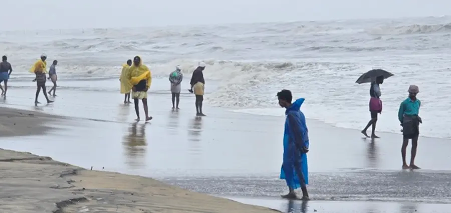 കോഴിക്കോട് ബീച്ചില് ഭാഗ്യം തിരയുന്നവര്
