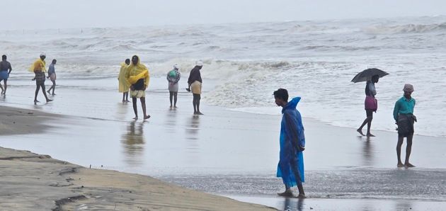 കോഴിക്കോട് ബീച്ചില്‍ ഭാ​ഗ്യം തിരയുന്നവര്‍