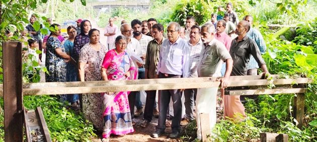 സ്ഥലപരിശോധനക്കെത്തിയ എഡിആർഎം എസ് ജയകുമാർ  നാട്ടുകാരുമായി സംസാരിക്കുന്നു