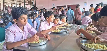  ചൊവ്വ ഹയർ സെക്കൻഡറി സ്കൂളിലെ മെസ്‌ഹാളിൽ ഭക്ഷണം കഴിക്കുന്ന വിദ്യാർഥികൾ