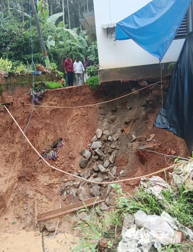 കൊമ്മേരി ആമാട്ടുപറമ്പിലെ ജനകീയ കുടിവെള്ള പദ്ധതിയുടെ കിണർ ഇടിഞ്ഞുതാഴ്‌ന്നനിലയിൽ