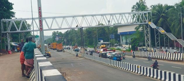 കൊടൽനടക്കാവിൽ  ഫൂട്ട് ഓവർബ്രിഡ്ജിന്റെ   കിഴക്കുവശത്തെ  ഗോവണി സ്ഥാപിക്കുന്നു
