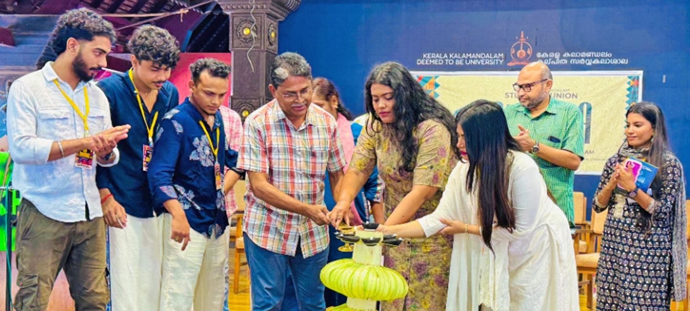 മൺസൂൺ ഫെസ്റ്റിന്റെ ഉദ്ഘാടനം കലാമണ്ഡലം വൈസ് ചാൻസലർ ബി അനന്തകൃഷ്ണൻ നിർവഹിക്കുന്നു