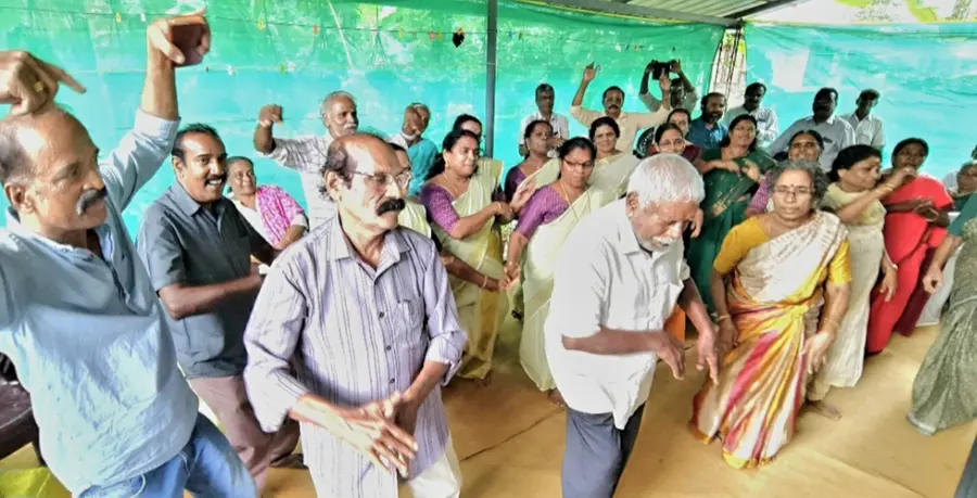 പാട്ടു വീട്ടിൽ പ്രായം മറന്ന് ആനന്ദിക്കുന്നവർ