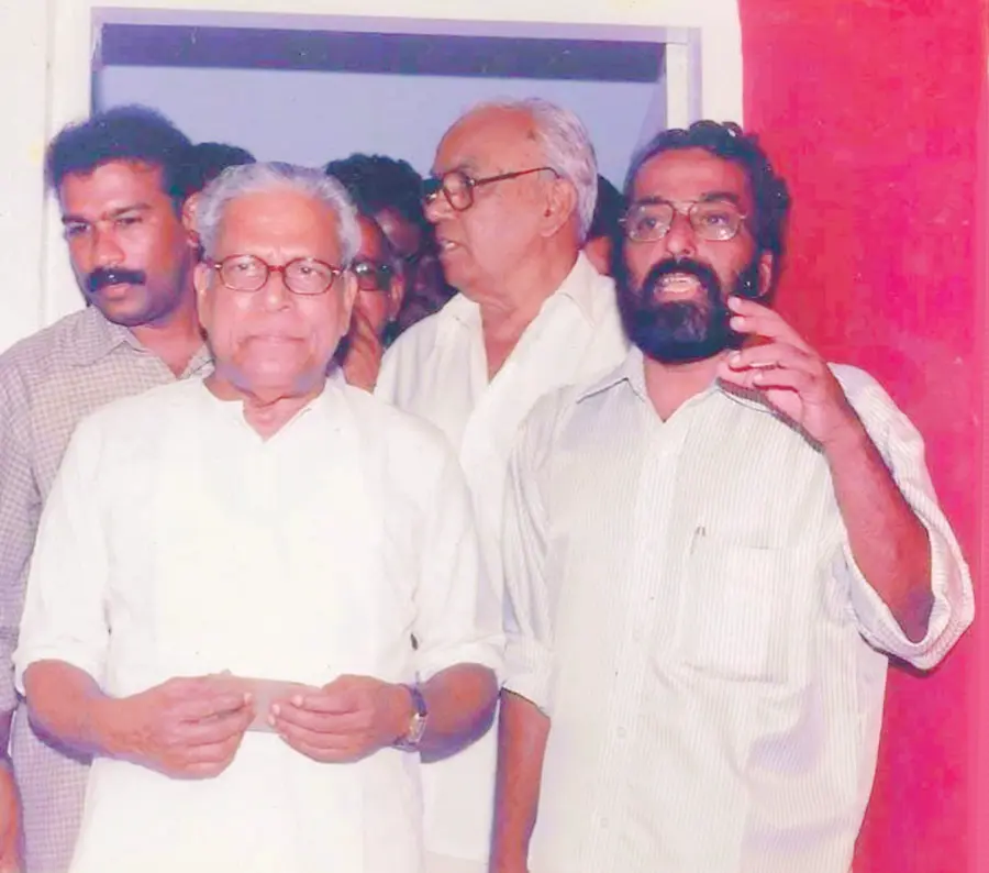 2002ൽ ചെത്ത് തൊഴിലാളികളുടെ കലക്ടറേറ്റ് മാർച്ചിന് നേരെ പൊലീസ് നടത്തിയ മർദനത്തിൽ പരിക്കേറ്റ തൊഴിലാളികളെ ചികിത്സിക്കാനായി അന്തിക്കാട്ടെ സിഐടിയു ഓഫീസിൽ ആരംഭിച്ച ആയുർവേദ ക്യാമ്പ് സന്ദർശിച്ച് പുറത്തേക്ക് വരുന്ന വി എസ് അച്യുതാനന്ദൻ