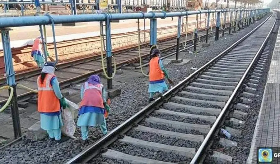 ട്രാക്ക് വൃത്തിയാക്കുന്ന തൊഴിലാളികൾ