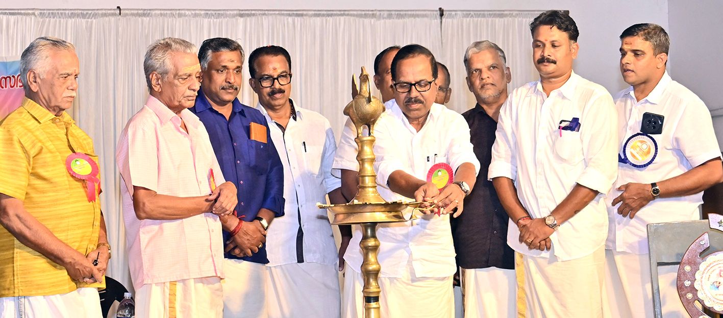 ക്ഷേത്രവാദ്യകലാ ക്ഷേമസഭ പുരസ്-കാര സമർപ്പണ ചടങ്ങ്​ കൊച്ചിൻ ദേവസ്വം ബോർഡ്​ പ്രസിഡന്റ്​  കെ രവീന്ദ്രൻ   ഉദ്​ഘാടനം ചെയ്യുന്നു 