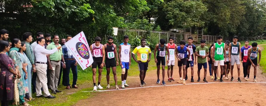കോളേജ് വിദ്യാർഥികൾക്കായി സംഘടിപ്പിച്ച റെഡ് റൺ മാരത്തണ് ജില്ലാ ടിബി ഓഫീസർ ഡോ. അജയ് രാജൻ ഫ്ലാഗ് ഓഫ് ചെയ്യുന്നു