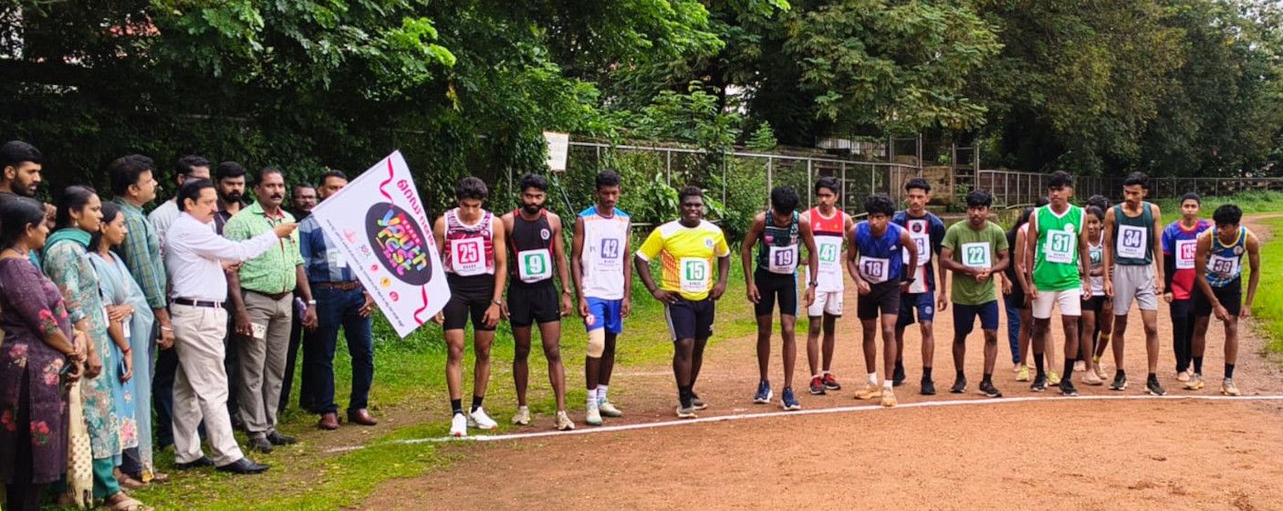 കോളേജ് വിദ്യാർഥികൾക്കായി സംഘടിപ്പിച്ച റെഡ് റൺ മാരത്തണ്‍  ജില്ലാ ടിബി ഓഫീസർ ഡോ. അജയ് രാജൻ ഫ്ലാഗ് ഓഫ് ചെയ്യുന്നു