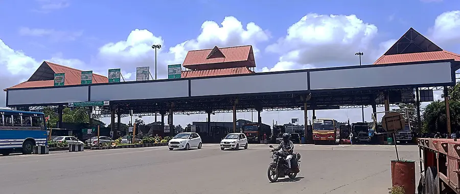 ഹൈക്കോടതി വിധിയെത്തുടർന്ന് തൃശൂർ പാലിയേക്കര ടോൾപ്ലാസയിലൂടെ ടോളില്ലാതെ കടന്നുപോകുന്ന വാഹനങ്ങൾ