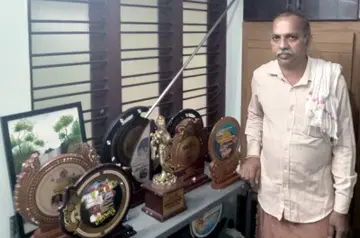 വാസ്തുവിദ്യ മികവിന് ലഭിച്ച ഉപഹാരങ്ങൾക്കരികിൽ ചാലിങ്കാല്‍  ചെക്കിയാര്‍പ്പിലെ കെ വി സുകുമാരൻ