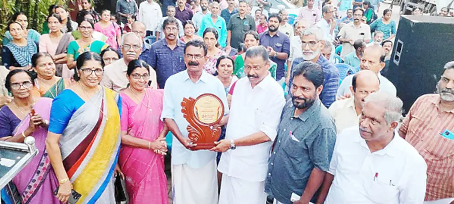 മാലിന്യമുക്ത നവകേരളം മികച്ച നഗരസഭയ്ക്കുള്ള സംസ്ഥാന അവാർഡ് ലഭിച്ച ആന്തൂർ നഗരസഭയ്ക്കും ഹരിതകർമസേനയ്ക്കും നൽകിയ പൗരസ്വീകരണത്തിൽ എം വി ഗോവിന്ദൻ എംഎൽഎ നഗരസഭാ ചെയർമാൻ പി മുകുന്ദന് ഉപഹാരം നൽകുന്നു (ഫയൽചിത്രം)