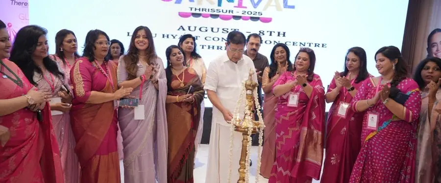 വെൻ  തൃശൂര്‍ കാര്‍ണിവല്‍ ലുലു  കല്യാണ്‍ സില്‍ക്സ് ചെയര്‍മാൻ  ടി എസ് പട്ടാഭിരാമന്‍ ഉദ്ഘാടനം ചെയ്യുന്നു 