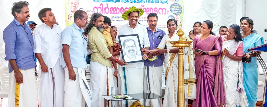 പുളിയലക്കുന്ന് നഗറിലെ കളമെഴുത്ത് കലാകാരൻ സുബ്രഹ്മണ്യൻ താൻ വരച്ച മന്ത്രി ഒ ആർ കേളുവിന്റെ ചിത്രവും
കുരുത്തോല തൊപ്പിയും മന്ത്രിക്ക് സമ്മാനിക്കുന്നു
