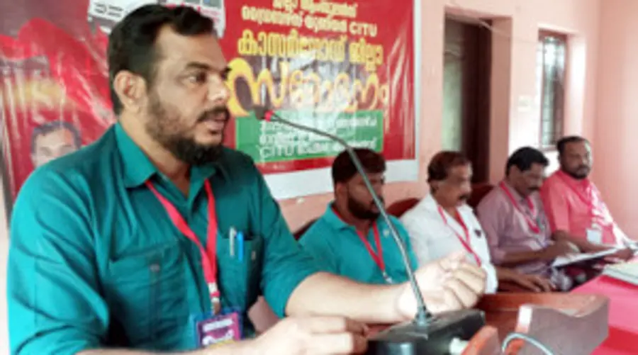 കാസർകോട് ജില്ലാ ആംബുലൻസ് ഡ്രൈവേഴ്സ് യൂണിയൻ ജില്ലാസമ്മേളനം സിഐടിയു ജില്ലാ പ്രസിഡന്റ് പി മണിമോഹൻ ഉദ്ഘാടനംചെയ്യുന്നു