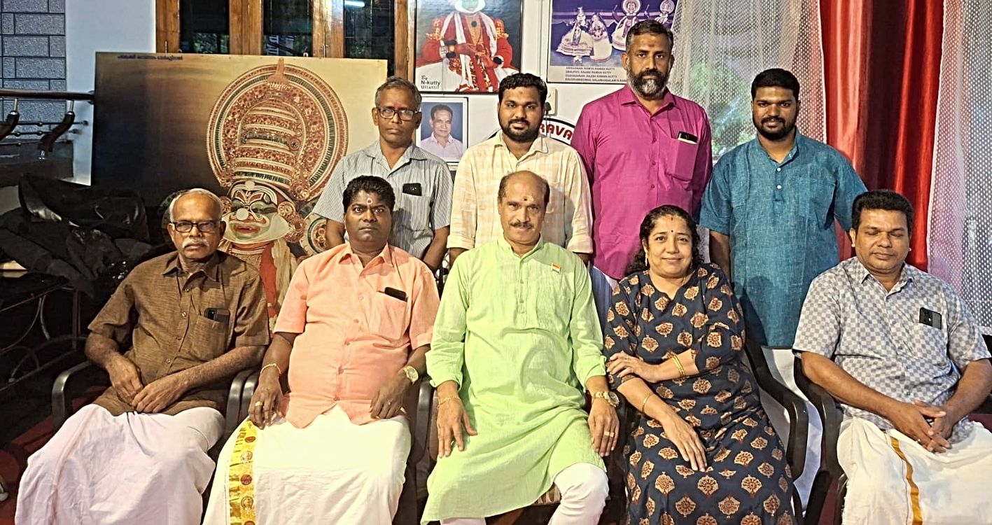 നേപ്പാളിലേക്ക് യാത്ര തിരിക്കുന്ന കഥകളി സംഘം