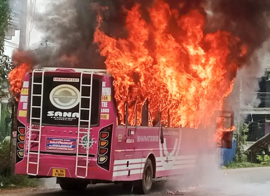 കൊണ്ടോട്ടി തുറക്കലിൽ അഗ്നിക്കിരയായ ബസ്