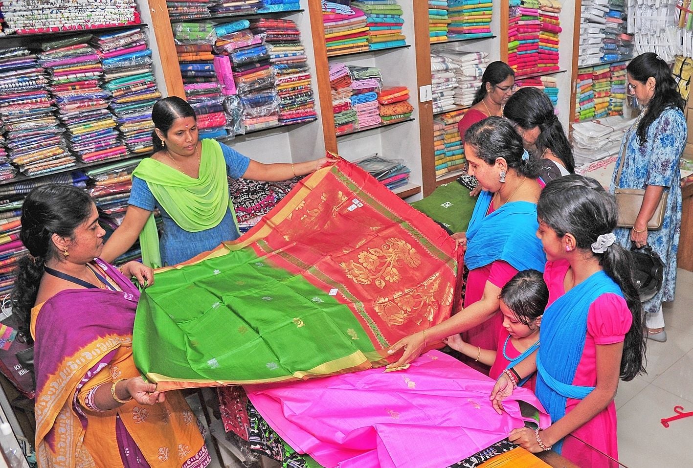 പാലക്കാട് എസ്ബിഐ ജങ്ഷനിലെ ഖാദി ഗ്രാമ സൗഭാഗ്യയിൽ വസ്ത്രങ്ങൾ വാങ്ങൻവന്നവർ