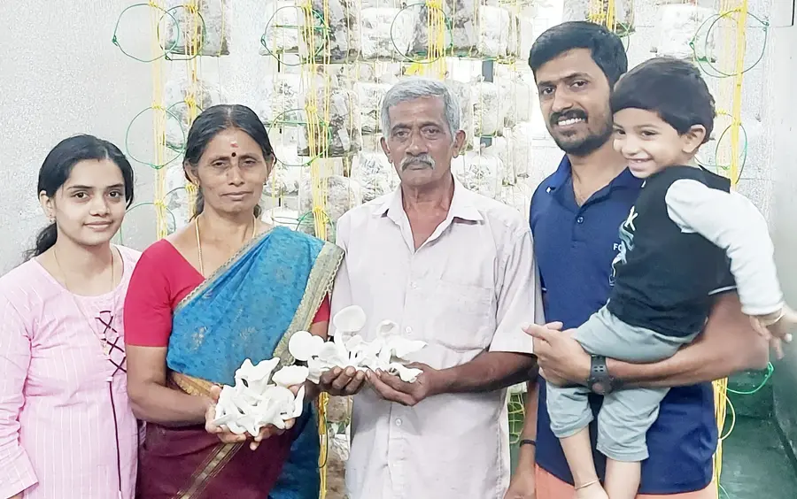 അക്ഷയയും കുടുംബവും കൂൺകൃഷിയിടത്തിൽ