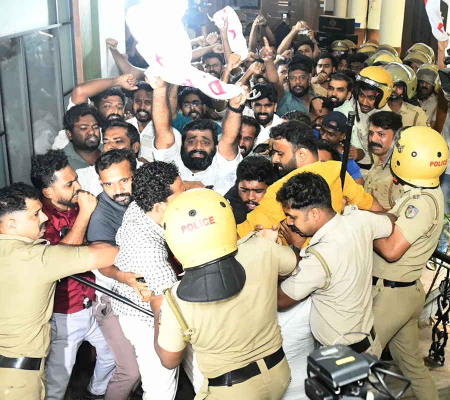 ജില്ലാ പഞ്ചായത്തിലേക്ക് ഡിവൈഎഫ്ഐ നടത്തിയ മാർച്ച് പൊലീസ് തടയുന്നു