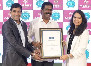 ക്രിസില്‍ ഡിഎ2+ റേറ്റിങ്‌ സര്‍ട്ടിഫിക്കറ്റ് ബിനൈഫര്‍ ജെഹാനിയും  അബ്ബാസും ചേര്‍ന്ന് അസറ്റ് ഹോംസ്‌ എംഡി സുനില്‍ കുമാറിന് കൈമാറുന്നു