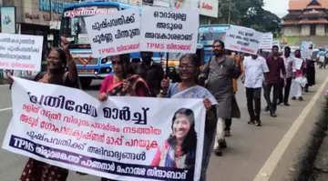 ഗായിക പുഷ്‌പവതിക്ക് നേരെ അടൂർ ഗോപാലകൃഷ്‌ണൻ നടത്തിയ പരാമർശത്തിനെതിരെ  തിരുവരങ്കത്ത്‌ പാണനാർ മഹാസഭ തൃശൂരിൽ നടത്തിയ പ്രതിഷേധപ്രകടനം