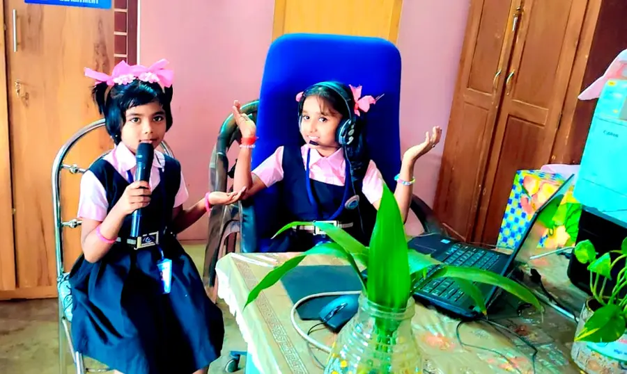 റേഡിയോ സ്റ്റേഷനിൽ കുട്ടികൾ പരിപാടി അവതരിപ്പിക്കുന്നു