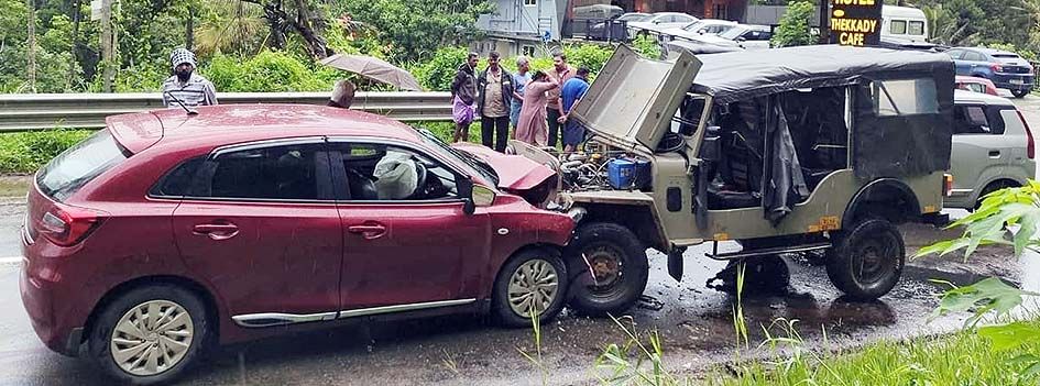 ചെളിമടയിലെ വാഹനാപകടം