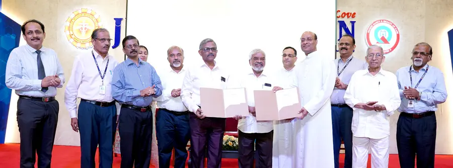 മൈക്രോബയോം ഗവേഷണം സംയുക്ത പ്രവർത്തനങ്ങൾക്ക് തിരുവനന്തപുരം സെന്റർ ഓഫ് എക്സലൻസ് ഇൻ മൈക്രോബയോം ഡയറക്ടർ ഡോ. സാബു തോമസും ജൂബിലി ഡയറക്ടർ ഫാ. റെന്നി മുണ്ടൻകുരിയനും ധാരണപത്രം കൈമാറുന്നു