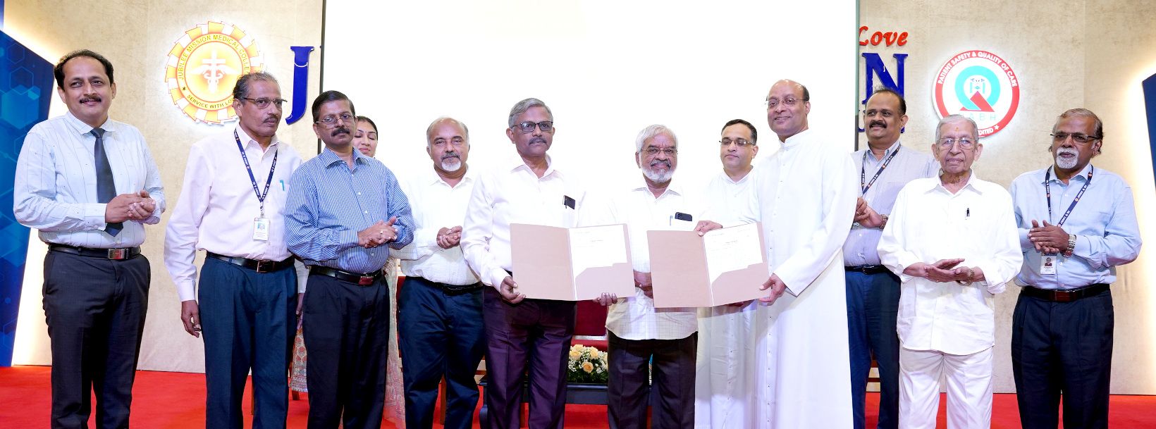 മൈക്രോബയോം ഗവേഷണം സംയുക്ത പ്രവർത്തനങ്ങൾക്ക് തിരുവനന്തപുരം സെന്റർ ഓഫ് എക്സലൻസ് ഇൻ മൈക്രോബയോം ഡയറക്ടർ ഡോ. സാബു തോമസും ജൂബിലി ഡയറക്ടർ ഫാ. റെന്നി മുണ്ടൻകുരിയനും ധാരണപത്രം കൈമാറുന്നു