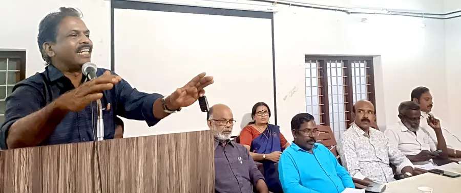 മാള പഞ്ചായത്ത് എൽഡിഎഫ് വികസന മുന്നേറ്റ ജാഥ സംഘാടക സമിതി രൂപീകരണ യോഗം സിപിഐ എം ഏരിയ സെക്രട്ടറി ടി കെ സന്തോഷ് ഉദ്ഘാടനം ചെയ്യുന്നു