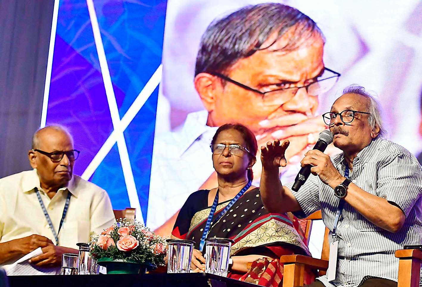 തൃശൂർ സാഹിത്യ അക്കാദമിയിൽ നടക്കുന്ന സാർവദേശീയ സാഹിത്യോത്സവത്തിൽ എം ടി കഥയും കാലവും സെഷനിൽ  എം മുകുന്ദൻ സംസാരിക്കുന്നു. സിർപ്പി ബാലസുബ്രഹ്മണ്യം ഖദീജ മുംതാസ് എന്നിവർ സമീപം