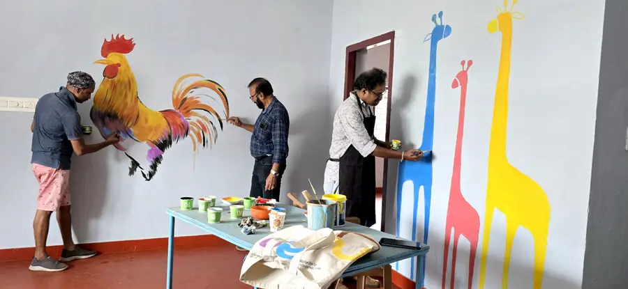കോലഴിയിൽ ഒരുക്കുന്ന ശിശുപരിചരണ കേന്ദ്രത്തിൽ കേരള ചിത്രകലാ പരിഷത്തിന്റെ നേതൃത്വത്തിൽ
ചിത്രം വരയ്ക്കുന്നു