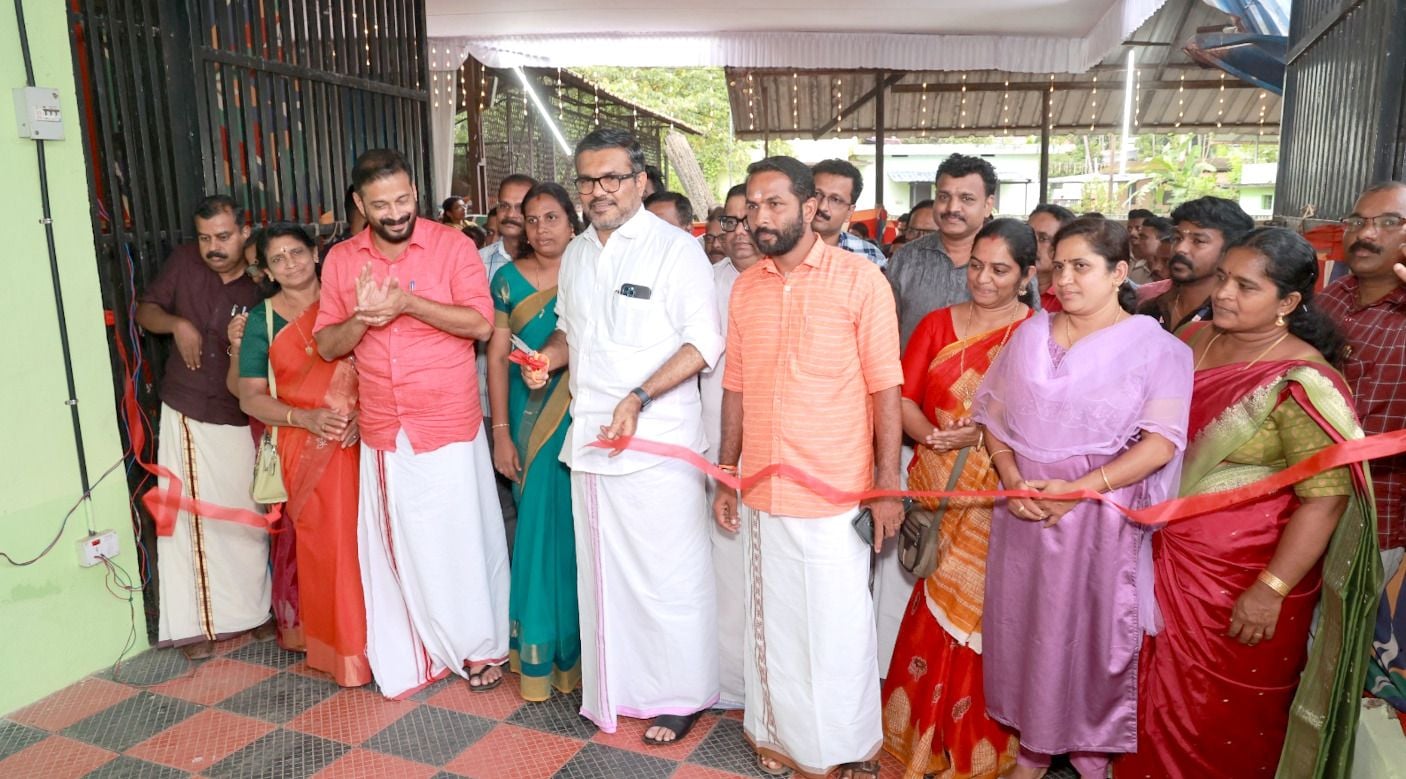 അടാട്ട് പഞ്ചായത്തിലെ നവീകരിച്ച മാലിന്യ സംസ്‌കരണ പ്ലാന്റ്‌ മന്ത്രി എം ബി  രാജേഷ് ഉദ്ഘാടനം ചെയ്യുന്നു