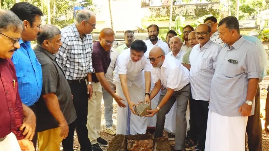 വീടിന്റെ  തറക്കല്ലിടൽ  മന്ത്രി പി എ മുഹമ്മദ് റിയാസ് നിർവഹിക്കുന്നു