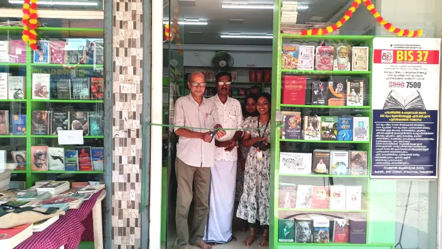 മച്ചിങ്ങൽ ലെയ്നിലെ  നാഷണൽ ബുക്ക്സ്റ്റാളിൽ ആരംഭിച്ച  എന്‍ബിഎസ് ഓണം പുസ്തകോത്സവം സാഹിത്യപ്രവർത്തക സഹകരണ സംഘം ഡയറക്ടർ ഡോ. സി രാവുണ്ണി ഉദ്ഘാടനം ചെയ്യുന്നു