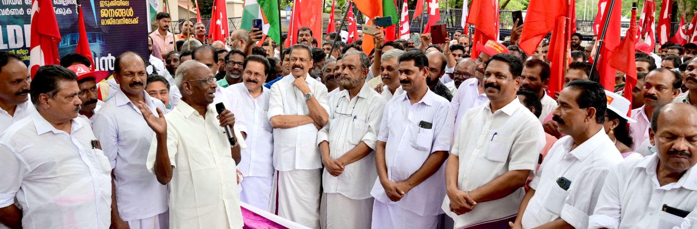 ഭൂനിയമ ഭേദഗതിബില്ലിൽ ഒപ്പുവയ്‌ക്കാതെ മനഃപൂർവം താമസിപ്പിച്ച ഗവർണറുടെ നടപടിക്കെതിരെ 2024 ജനുവരി ഒമ്പതിന്‌ എൽഡിഎഫ്‌ ജില്ലാ കമ്മിറ്റി നടത്തിയ രാജ്‌ഭവൻ മാർച്ചിൽ എം എം മണി എംഎൽഎ സംസാരിക്കുന്നു(ഫയൽ ചിത്രം)