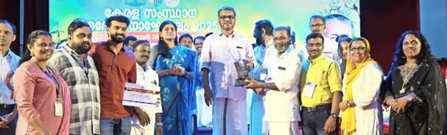 മന്ത്രി എം ബി രാജേഷിൽനിന്ന് ചിറ്റാരിപ്പറമ്പ് പഞ്ചായത്ത് പ്രസിഡന്റ് വി ബാലൻ മഹാത്മ പുരസ്കാരം സ്വീകരിക്കുന്നു