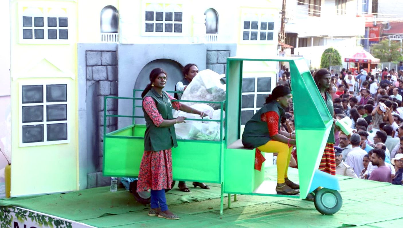 ചക്കാമുക്ക് ദേശത്തിന്റെ നിശ്ചലദൃശ്യത്തില്‍ ഹരിതകർമ സേനാംഗങ്ങളായി ട്രാന്‍സ് വനിതകള്‍