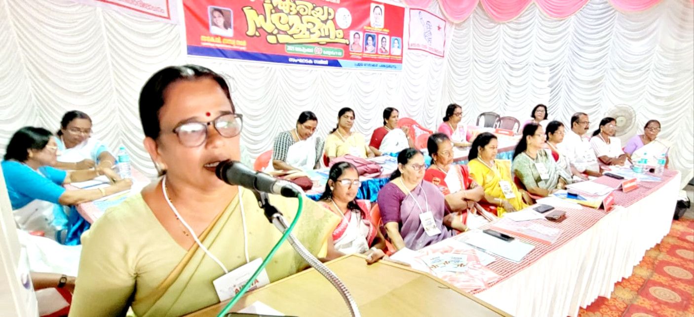 അഖിലേന്ത്യാ ജനാധിപത്യ മഹിളാ അസോസിയേഷൻ നാട്ടിക ഏരിയ സമ്മേളനം സംസ്ഥാന വൈസ് പ്രസിഡന്റ്  കെ ആർ വിജയ  ഉദ്ഘാടനം ചെയ്യുന്നു