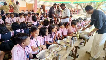 കരുനാഗപ്പള്ളി യുപിജി സ്കൂളിൽ ഓട്ടോറിക്ഷ തൊഴിലാളികൾ ഒരുക്കിയ വിരുന്ന്