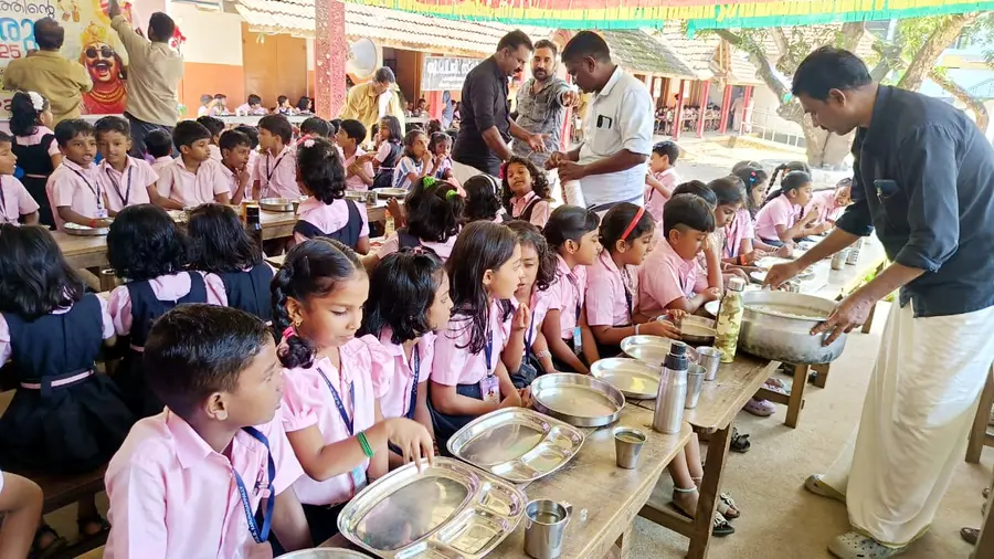 കരുനാഗപ്പള്ളി യുപിജി സ്കൂളിൽ ഓട്ടോറിക്ഷ തൊഴിലാളികൾ ഒരുക്കിയ വിരുന്ന്