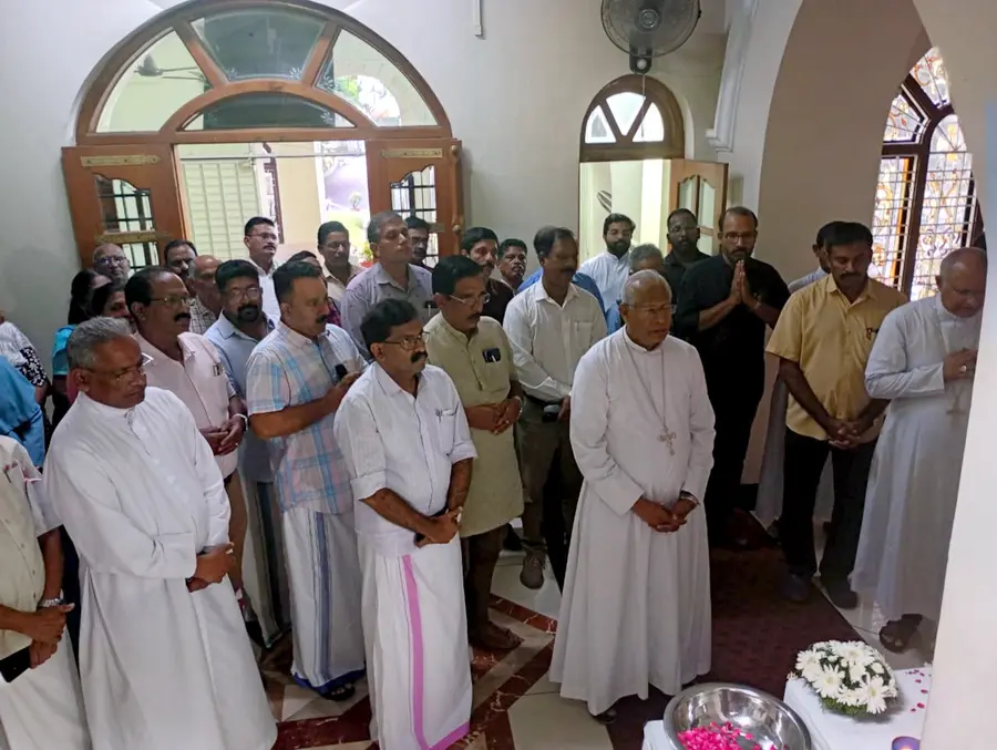 മാർ ജേക്കബ് തൂങ്കുഴിക്ക് തൃശൂര് അതിരൂപത നേതൃത്വം ആദരാജ്ഞലി അര്പ്പിക്കുന്നു