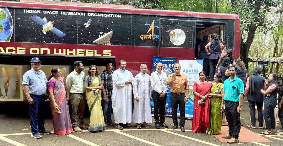 ജ്യോതി എൻജിനിയറിങ് കോളേജിൽ ആരംഭിച്ച സ്പെയ്സ് ഓൺവീൽ എക്സിബിഷൻ വിഎസ്എസ്-സി റിട്ട. പ്രൊജക്റ്റ് ഡയറക്ടർ ഡോ. എ കെ അഷറഫ് ഉദ്ഘാടനം ചെയ്യുന്നു
