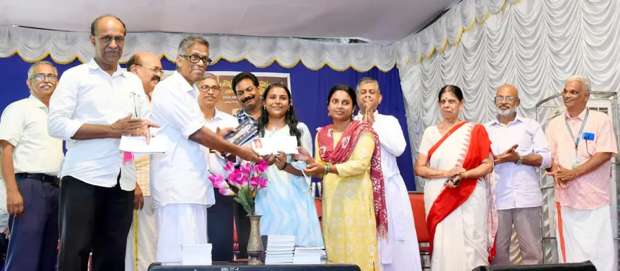 കൂടൽമാണിക്യം ചരിത്ര ക്വിസ് മത്സര വിജയികൾക്ക് ഡോ. ടി കെ നാരായണൻ സമ്മാനം നൽകുന്നു