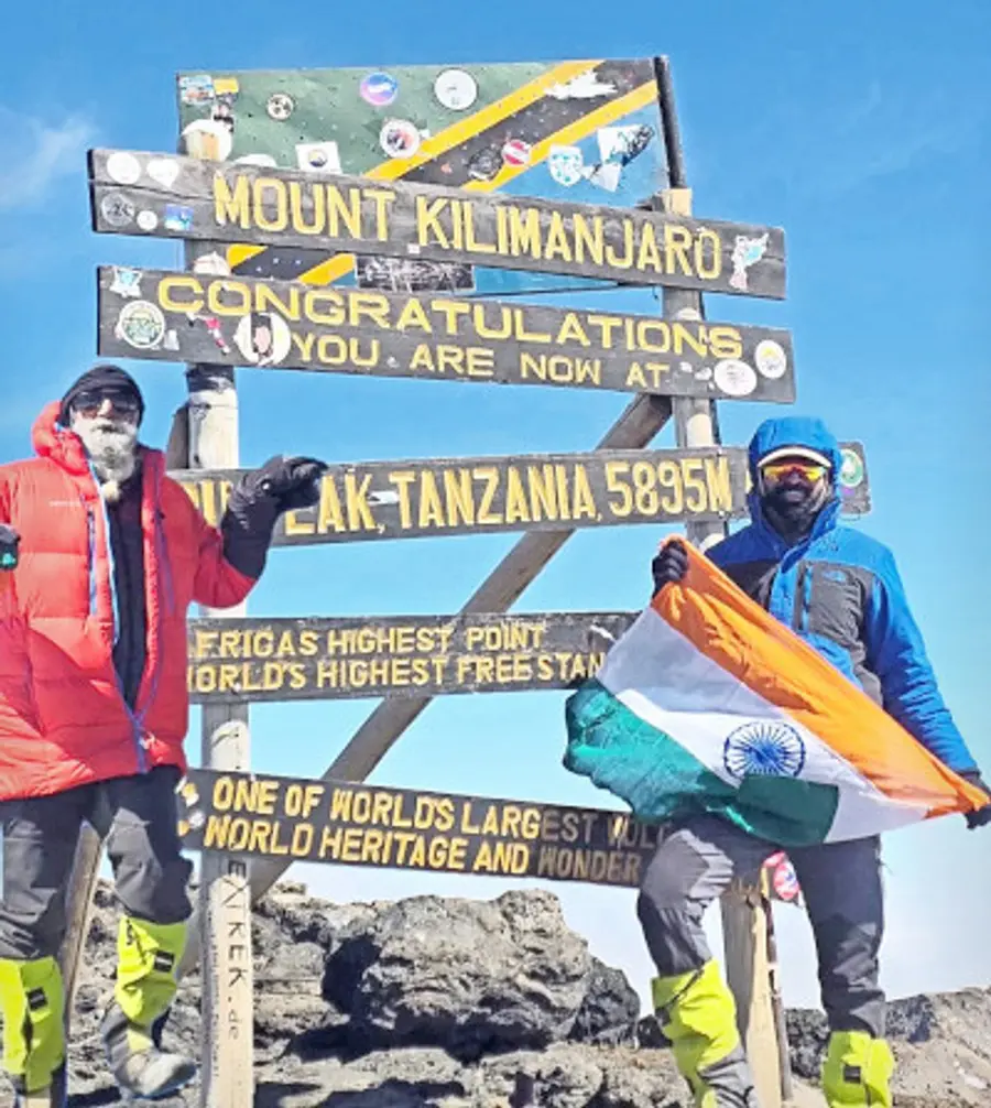 സുസ്മിതും ഗംഗാധരനും കിളിമഞ്ചാരോയിലെ ഉഹുരു കൊടുമുടിയിൽ